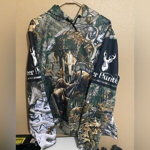 Men’s XL lightweight fleece camo hoodie.